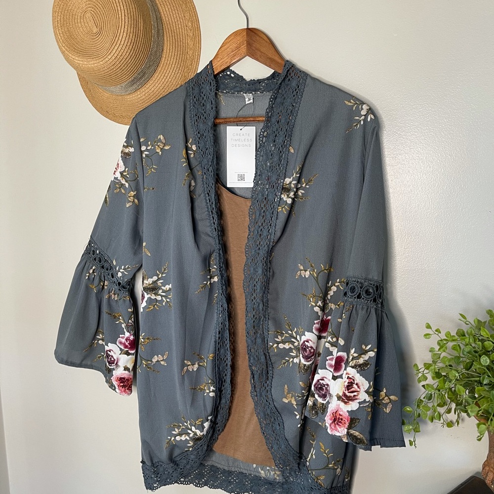 NWT able gray floral kimono